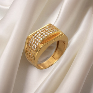 Bague pour homme en alliage tendance, plaquée or 18 carats, entièrement sertie de diamants, design géométrique, bijou cadeau - Product Image 4