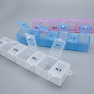 Pastillero portátil de 7 compartimentos con tapas abatibles para almacenamiento diario de medicamentos y uso en viajes en colores blanco, violeta y azul claro - Product Image 3