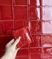 Carreaux de sol en porcelaine rouge vin brillant de luxe 60x60cm - Design mosaïque haut de gamme pour la décoration d'hôtels et de boutiques
