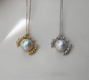 CAIOOCHE mode crabe collier perle d'<span class=keywords><strong>eau</strong></span> <span class=keywords><strong>douce</strong></span> crabe pendentif en laiton bijoux <span class=keywords><strong>poisson</strong></span> <span class=keywords><strong>rouge</strong></span> chaîne usine prix de gros - Product Image 1