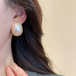 En gros Boucles d'oreilles pour femmes, élégantes et décontractées, à tige en argent, motif fleur, perle et strass, lot - Product Image 5