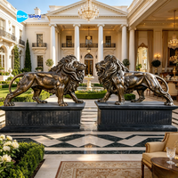 Sculpture de lion debout en bronze antique grandeur nature pour jardin extérieur avec piédestaux pour la décoration de la maison
