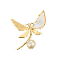 Broche Libellule en Alliage de Laiton Plaqué Or Véritable, Finition Brossée, Imitation Nacre et Perle, Personnalisée en Gros par l'Usine, Luxe