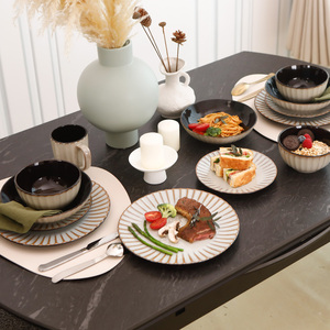 Set di 16 Pezzi in Gres Rustico Bianco con Sfumature Verticali e Smalto Reattivo, Piatti, Ciotole e Tazze con Interno Nero, Adatti al <span class=keywords><strong>Forno</strong></span> - Product Image 1