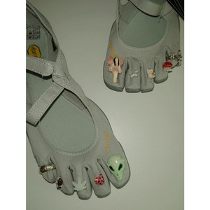 <span class=keywords><strong>Scarpe</strong></span> da <span class=keywords><strong>donna</strong></span> grigie a cinque dita, stile barefoot, con decorazioni personalizzabili, cinturino regolabile, suola Vibram, per yoga, <span class=keywords><strong>fitness</strong></span> e tempo libero. - Product Image 4