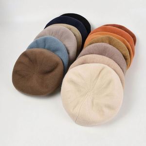 หมวกเบเร่ต์ไหมพรมผสมแบบใหม่สำหรับฤดูใบไม้ร่วงและฤดูหนาว หมวกทรงจิตรกรสีพื้นเรียบง่าย สไตล์ลำลองสำหรับผู้หญิง - Product Image 3