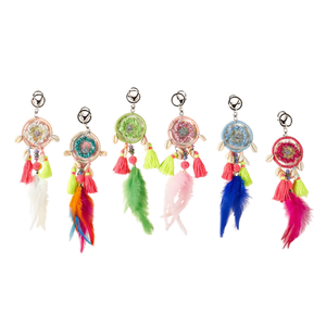 Portachiavi in stile etnico con ciondolo acchiappasogni con piume colorate, accessorio decorativo - Product Image 1