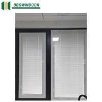 Stores verticaux modernes en aluminium Lukliving avec lames à persiennes, fenêtres à double vitrage en verre trempé, stores zébrés jour et nuit