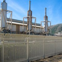 Panneau de clôture de sécurité en acier galvanisé à chaud à triple pointe, traité thermiquement, hauteur et dimensions personnalisées