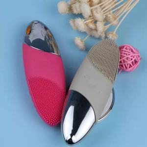 Brosse nettoyante faciale en silicone à chargement sans fil, brosse de nettoyage imperméable pour les soins de la peau - Product Image 4