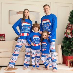 Pyjama bleu parent-enfant pour la maison, style décontracté, avec motif de chapeau de Noël et lettres imprimées, respirant, taille élastique - Product Image 1