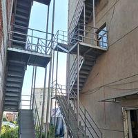 Escalier d'évacuation extérieur robuste et durable de style industriel
