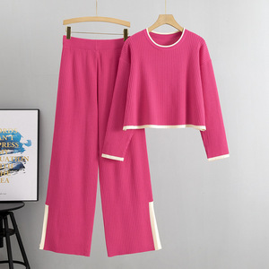 Ensemble 2 pièces tendance pour femme : haut à manches longues avec bordure contrastante et pantalon évasé à ourlet fendu – Tenue automne-hiver - Product Image 3