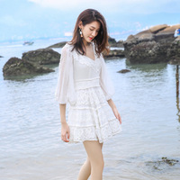Mini robe en dentelle blanche pour femmes avec manches bouffantes, parfaite pour les vacances à la plage et les escapades côtières romantiques