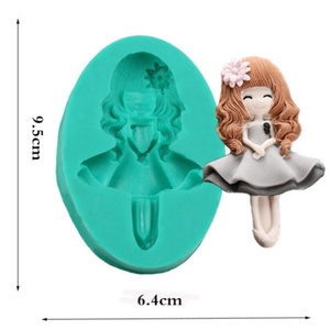 Molde de Silicona de una Sola Cavidad con Diseño de Niña Linda con Pelo Largo, Diadema con Flor y Vestido con Vuelo - Product Image 1