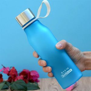 Botella de Agua Esmerilada Libre de BPA Aprobada por la FDA con Tapa de Plástico y Correa, Botella Reutilizable a Prueba de Fugas para la Escuela, Logotipo Personalizado - Product Image 4
