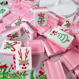 Juego de Mahjong Americano Rosa Festivo con Adornos Brillantes de Árbol de Navidad, Casa de Jengibre y Calcetín de Santa para Interiores - Product Image 3