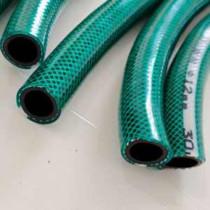 <span class=keywords><strong>สาย</strong></span><span class=keywords><strong>ยา</strong></span>งฉีดสเปรย์ PVC หนา2-7.5มม. ปรับแต่งได้ท่อชลประทานมีความยืดหยุ่นสีเขียว<span class=keywords><strong>100</strong></span>ม./<span class=keywords><strong>ม้วน</strong></span>มาตรฐาน ISO ทนทานต่อการกัดกร่อน - Product Image 3