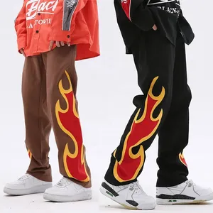 Pantaloni a forma di fiamma ricamati con Design Logo personalizzato pantaloni sportivi 100% cotone larghi pantaloni da strada impilati pantaloni della tuta a zampa d'elefante da uomo