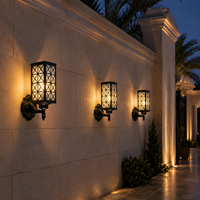 Lanterne murale décorative d'extérieur avec cadre en treillis diamanté pour l'éclairage d'entrée de villa