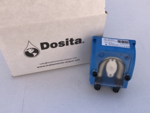 Pompe doseuse numérique fabriquée en Italie, système de dosage chimique haute précision pour le traitement de l'eau des piscines et les applications de détergents - Product Image 3