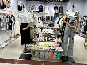 Kelly Étagère à chaussures à trois niveaux sur pied, support de table pour sacs, présentoir à chaussures pour la vente au détail - Product Image 6