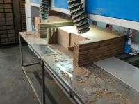 ORAY Máquina de corte CNC de cartón corrugado con sierra de hilo, impulsada por servomotor, con estación de trabajo dual, automática, para tableros rascadores para gatos, Blanca