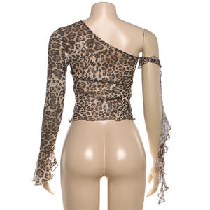 Viviblook Z0130TP01 Nouveau T-shirt court asymétrique à épaules dénudées imprimé léopard sexy coupe ajustée pour femme - Product Image 6