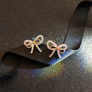 Boucles d'oreilles dorées en forme de nœud papillon pour femmes, serties de strass, bijoux fantaisie mignons, cadeau, en alliage plaqué or - Product Image 3