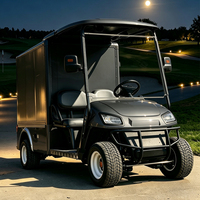 Carro de golf eléctrico utilitario para clima frío con caja de carga, cabina completa con puertas y climatizador.