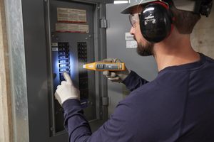 Testeur de Prise BK120 SmartTrace Breaker Finder avec Affichage Numérique 0-250V, Précision Classe A, Usage Industriel, Boîtier Plastique - Product Image 1
