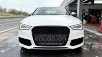 Accessoire de mise à niveau professionnel en plastique pour Audi A1 2013-2015 : Grille S1 avec cadre noir et logo électroplaqué