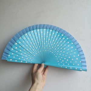 Abanico de Mano Español Pintado a Mano con Puntos, 23 cm, Personalizable, de Bambú, para Baile - Product Image 3