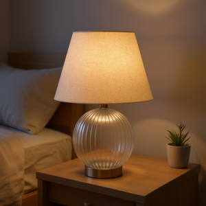 Lámpara de Mesa LED Moderna DB Serenity, Base Redonda de Vidrio Acanalado, Pantalla Grande de Lino, Funciona con Batería, para Dormitorios - Product Image 2