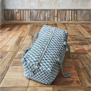 Bolsa de Lona Acolchada de Algodón Hecha a Mano, Interior Espacioso y Ligero con Estampado de Bloques Tradicional, Diseño Duradero - Product Image 1