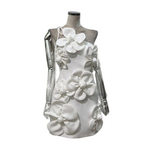 Robe mini moulante blanche élégante à fleurs cousues à la main, coupe ajustée, à une épaule, pour l'été - Product Image 5