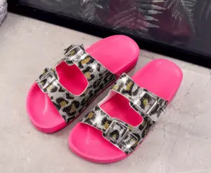 Kadınlar için 2024 yeni varış sandalet trendy tasarımcı yaz ayakkabı terlik slaytlar ünlü markalar rhinestones kadınlar ile düz sandalet