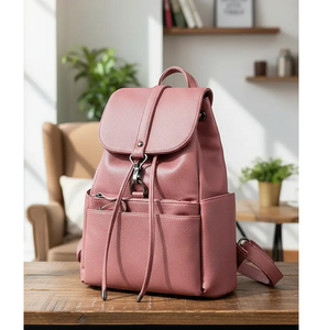 Mochila compacta de viaje 100% cuero genuino para mujer con compartimentos organizados y acabado elegante - Product Image 3