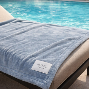 بطانية فندقية بالجملة من البوليستر مخصصة خفيفة الوزن من الفلانيل والفليس والميكروفايبر فاخرة ناعمة وفاخرة للسرير - Product Image 1