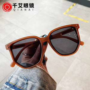 Gafas de Sol para Mujer Qianai, Montura Grande, Lentes de PC con Protección UV400, Remaches Punteados Irregulares, Estilo Urbano, Gafas de Sol de Moda - Product Image 3