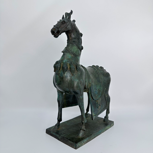 Scultura in metallo a forma di cavallo con sella in bronzo, con patina verde rame lucente che evoca un profondo senso di <span class=keywords><strong>storia</strong></span> - Product Image 2