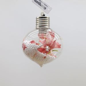 Adorno Navideño de Bola de Cristal Transparente con LED e Impresión UV de 8cm X 8cm X 8cm, Decorado con Flores Rosas y Cuentas de Espuma - Product Image 4