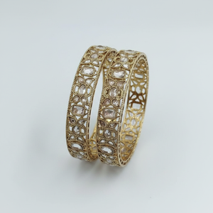Bracelets en or plaqué or de qualité supérieure Jewelmaze pour femmes, ornés de pierres de cristal, avec une élégante pierrerie traditionnelle dans un style classique - Product Image 2