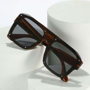 Nouvelles Lunettes de Soleil Carrées Surdimensionnées Rétro Tendance pour Femmes, Décoration Rivets, Style Punk, pour Hommes - Product Image 2