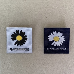 Étiquette tissée personnalisée en polyester et coton avec logo, à coudre sur les vêtements et les sacs, étiquette de cou lavable pour vêtements - Product Image 1