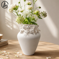 Vase en porcelaine blanche moderne de luxe ARM LVG, bord festonné 3D, récipient à fleurs en céramique sculpturale, finition mate, décoration d'intérieur, objet d'art