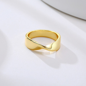 <span class=keywords><strong>Bague</strong></span> en <span class=keywords><strong>acier</strong></span> <span class=keywords><strong>inoxydable</strong></span> de style européen et américain Mobius or femme accessoires de main simples en gros - Product Image 3
