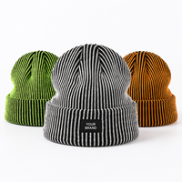 Topi rajutan akrilik bergaris OEM dengan label tenun, MOQ rendah, custom, untuk merek dan toko ritel