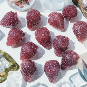 Cuarzo Fresa Pulido con Diseño de Amor Grabado, Joyería Ying Lai, Regalo para el Día de San Valentín - Product Image 1