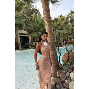 Robe de soirée beige en satin avec détail rose, taille XL, style à nouer, bretelles spaghetti, robe de bal trapèze, robe de soirée formelle, motif floral, en rayonne - Product Image 1